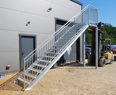 Außentreppe 3000mm Podest Geländer von Flachstab 2x Stützen Treppe 3m Höhe  300cm