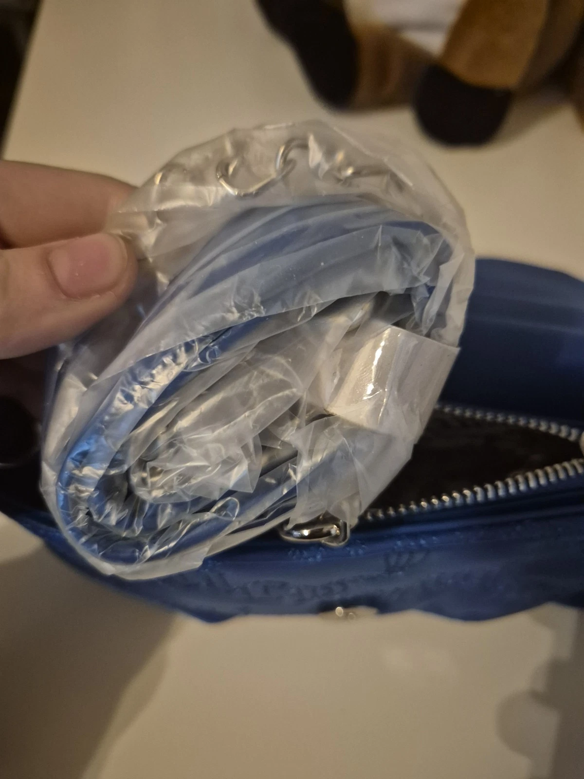 JUICY COUTURE Borsa a tracolla pochette Juicy Courture Dahlia in poliestere blu con catena nuova con etichette