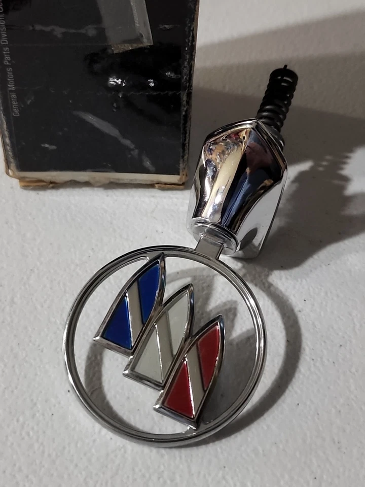 NOS 1983 - 1986 BUICK CENTURY GM 25515734 ENFEITE DE CAPÔ NOVO NA CAIXA FABRICANTE DE EQUIPAMENTO ORIGINAL - Imagem 2 de 4