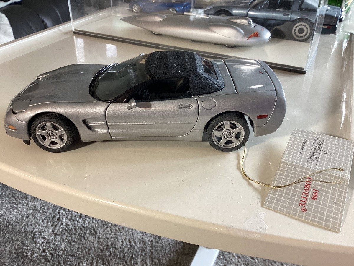 Franklin Mint 1998 Silver Corvette Convertible 1:24 Scale B11XU36