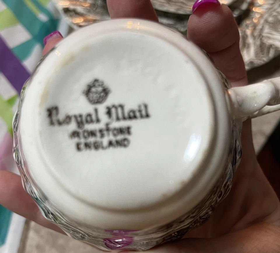 GorgeousChina...royal Mill l service for 10 fine china Vintage ,Scalloped Edging - Image 3 of 4