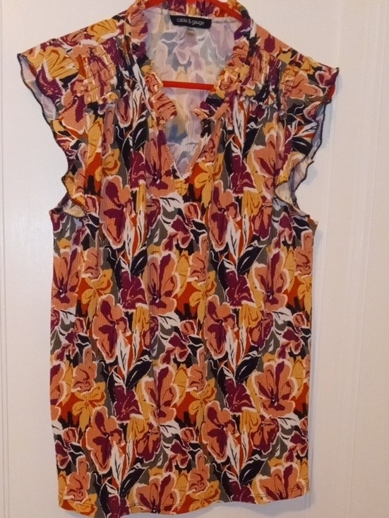 Women med cap sleeve multi color flower top Cable & GAuge