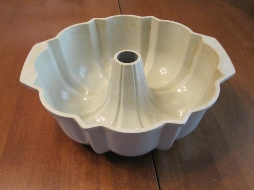 VINTAGE NORDIC WARE II BUNDT TUBE PAN MICROWAVE OR OVEN