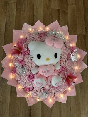 Strauß aus rosa Rosen mit großen Hello Kitty Plüschtier, LEDs, Lilien und Krone - Bild 1 von 3