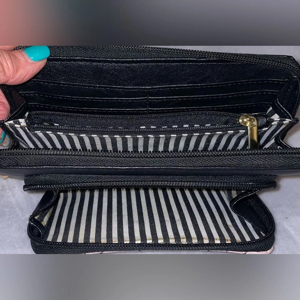 Cartera/muñequera Luv Betsey By Betsey Johnson acolchada rosa/negro corazón doble cremallera Foto 4 de 4