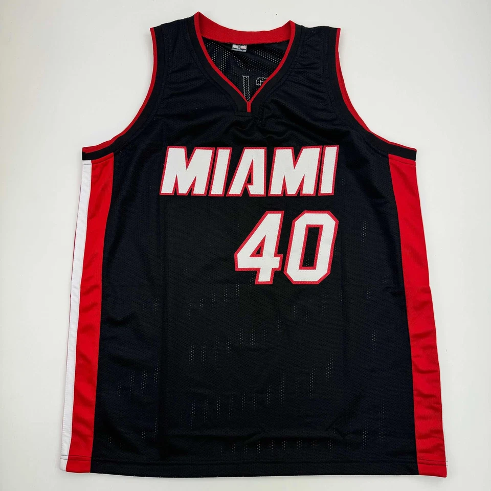 Camiseta deportiva de baloncesto negra autografiada/firmada de Udonis Haslem Miami Beckett certificado de autenticidad BAS Foto 4 de 4