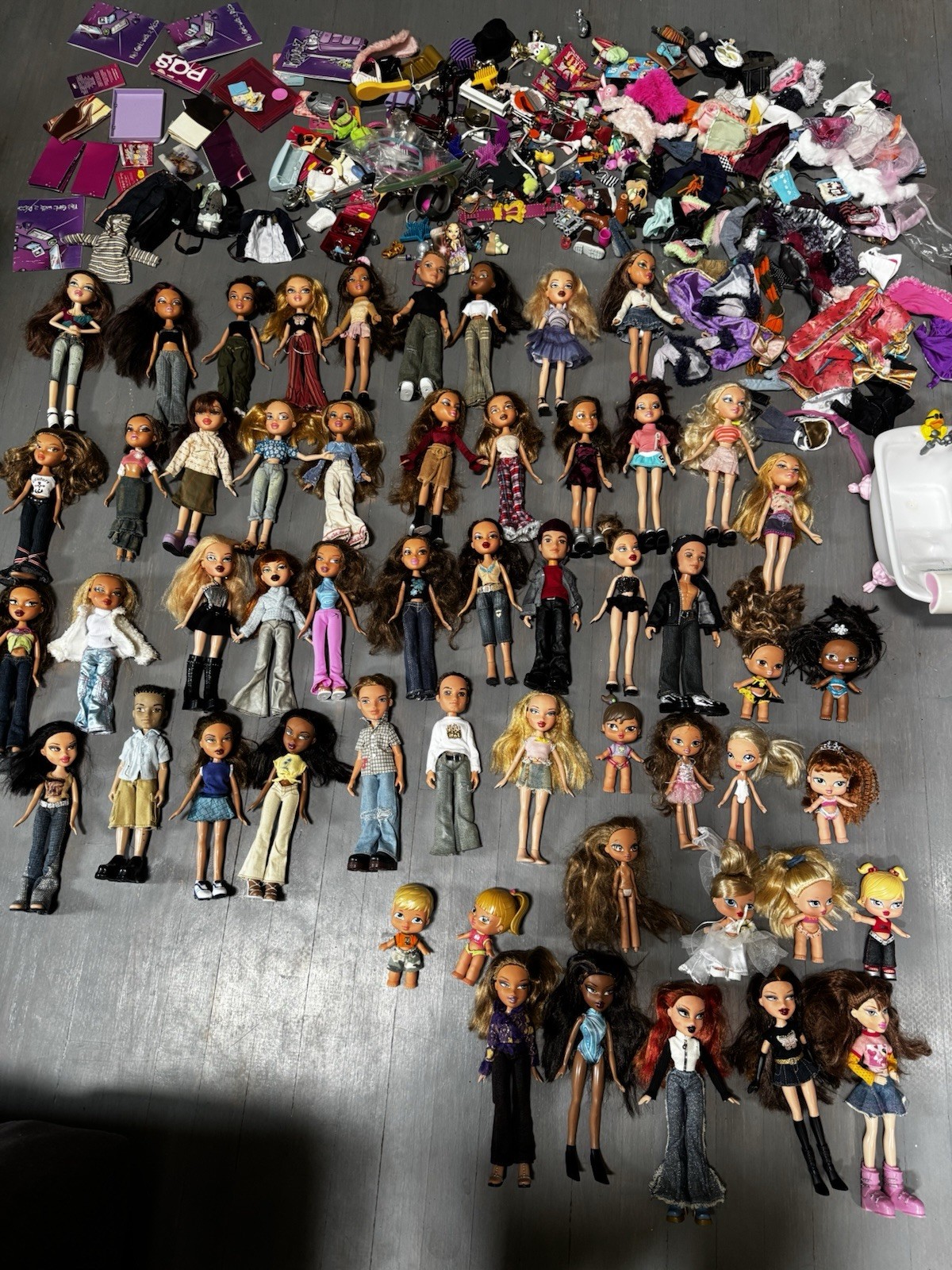 Huge Lot Of Vintage y2k Bratz Dolls And Huge Clothes And Accessories “54 Dolls”