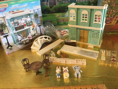 CALICO CRITTERS PLAYSET WITH BONUS FIGURES "THE DELICIOUS RESTAURANT" VINTAGE - Picture 2 of 17