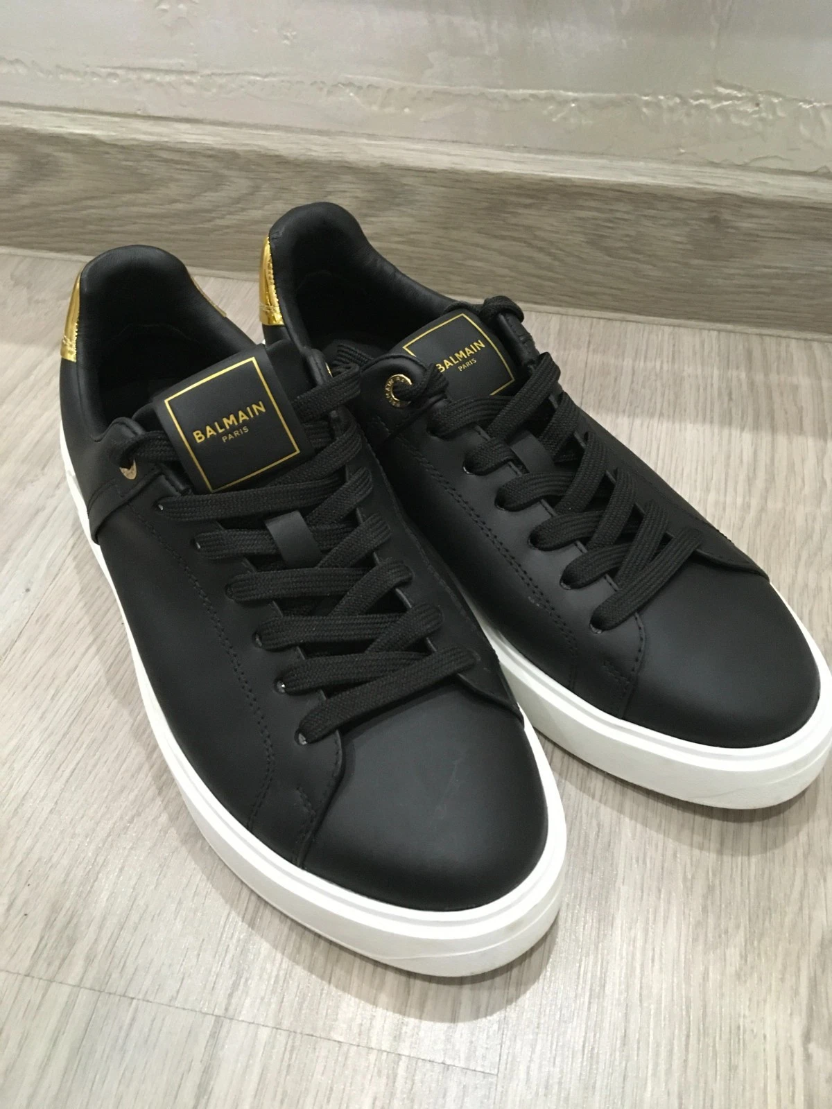 Balmain — Balmain B-Court calfskin leather sneakers in black with a white sole Sz 38