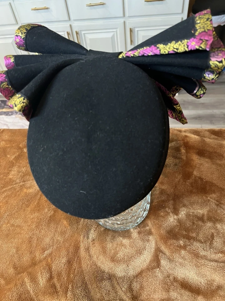 Lindo chapéu preto da primeira-dama aparado com rosa/dourado, por Essence - Imagem 2 de 4