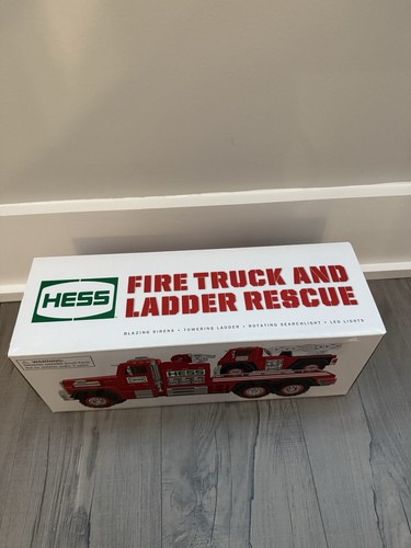 2015 Hess Fire Trick And Ladder Rescue NIB - Picture 2 of 6