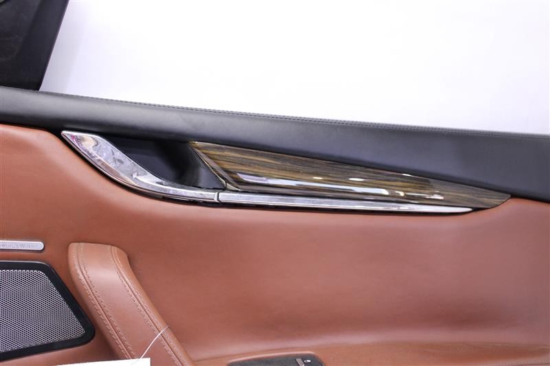 Used Front Right Door Interior Trim Panel fits: 2014 Maserati QUATTROPORTE  Grad