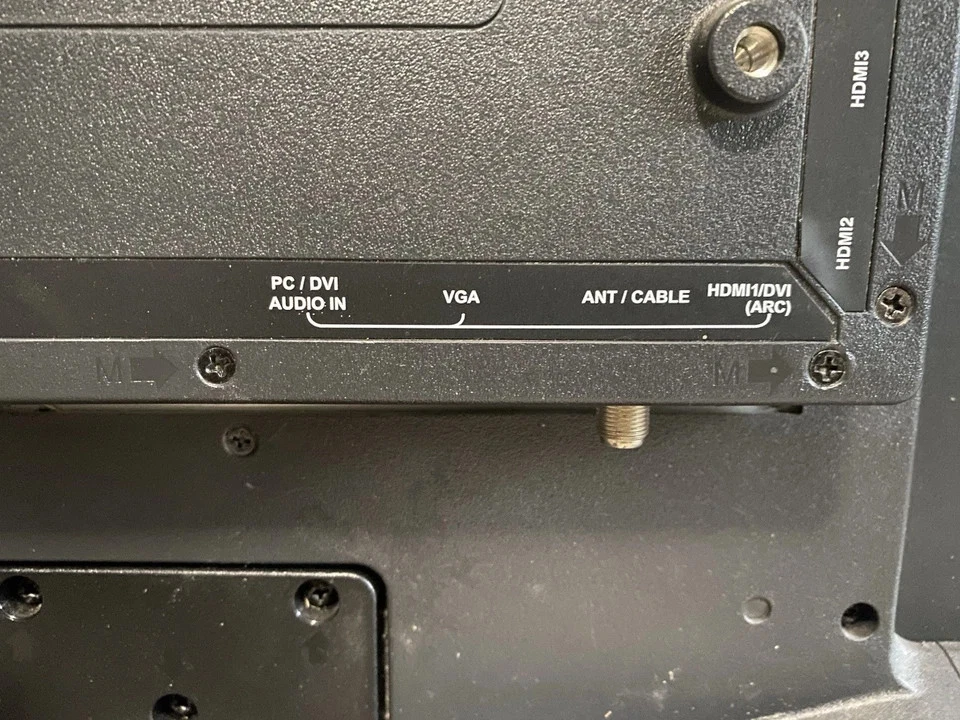 Insignia 32” NS-32DD200NA14 Combo LED Color TV & DVD Player TV, HDMI With Remote - Image 4 of 4