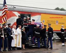 PRESIDENT George H.W. Bush Photo 4x6 Train Funeral Casket Bush 41 Memorabilia
