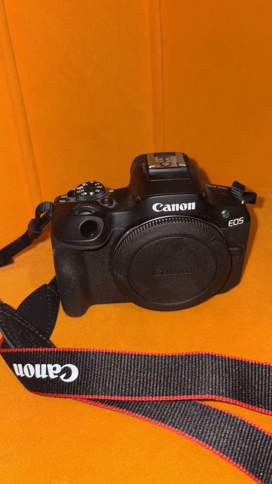 Canon EOS R100 mirrorless camera with 18-45mm lens in black excellent condition