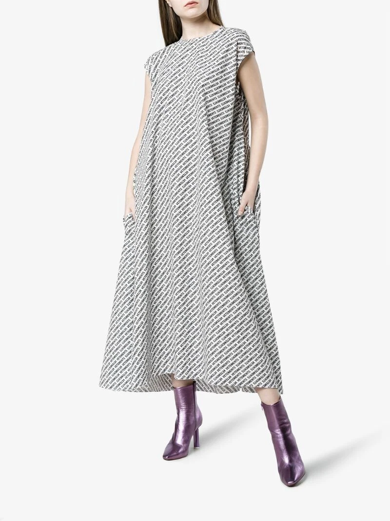 Maxi abito Vetements bianco con logo monogramma all over ¦ Taglia M oversize prezzo consigliato $2595