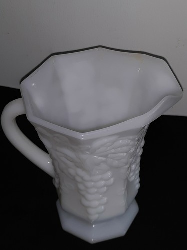 White MILK GLASS Vintage Embossed PEDESTAL Octagon Shaped PITCHER with HANDLE  - Foto 6 di 12