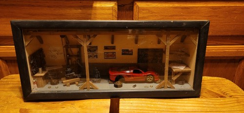 SALEEN S7 GARAGE DIORAMA 1:18 MASSSTAB SELTENE SCHATTENBOX HÄNGENDES ANZEIGEAUTO - Bild 2 von 7
