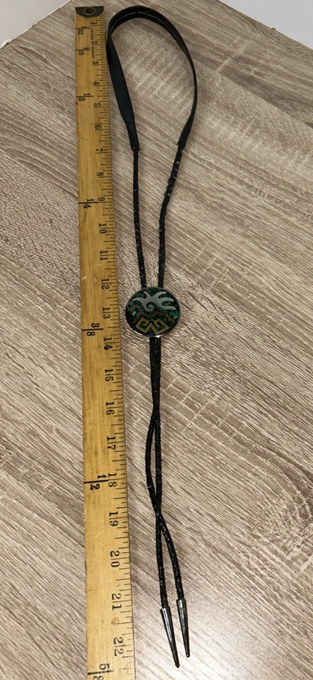 Corbata Bolo Azteca Esterlina Cuero Negro Años 60 Cobre Latón Plata y Malaquita Foto 2 de 4