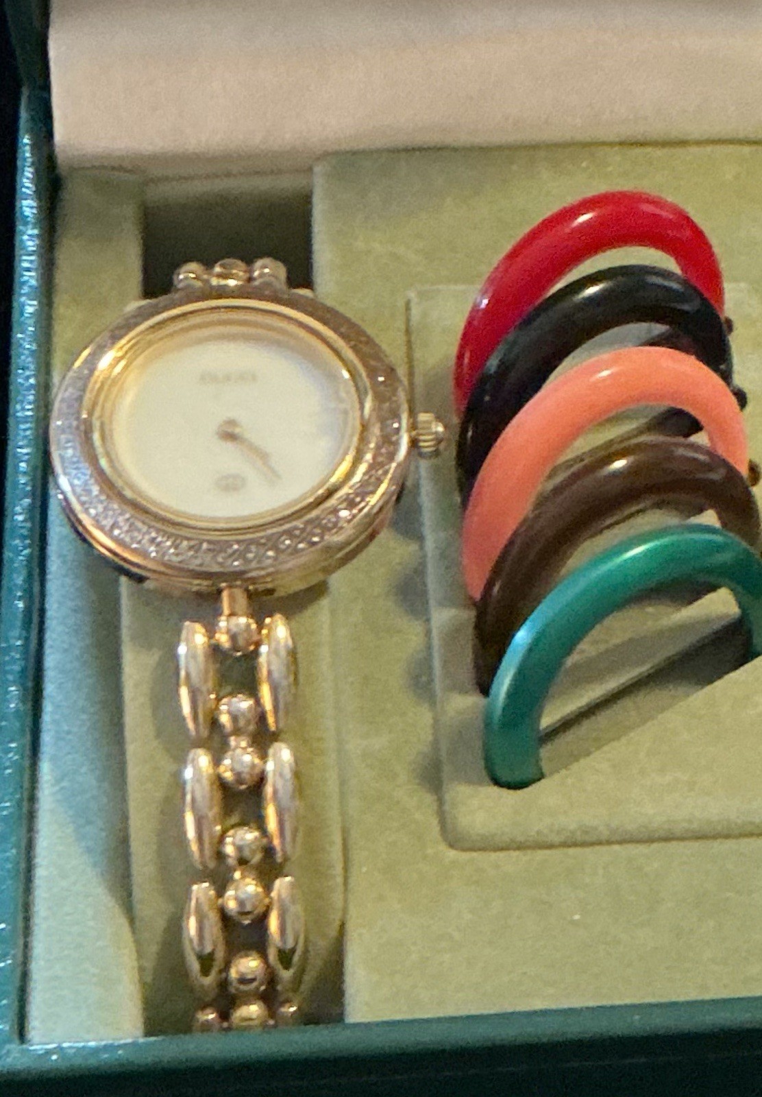 Vintage (80’s) GUCCI 1100L Change Bezel Women’s Bangle Watch