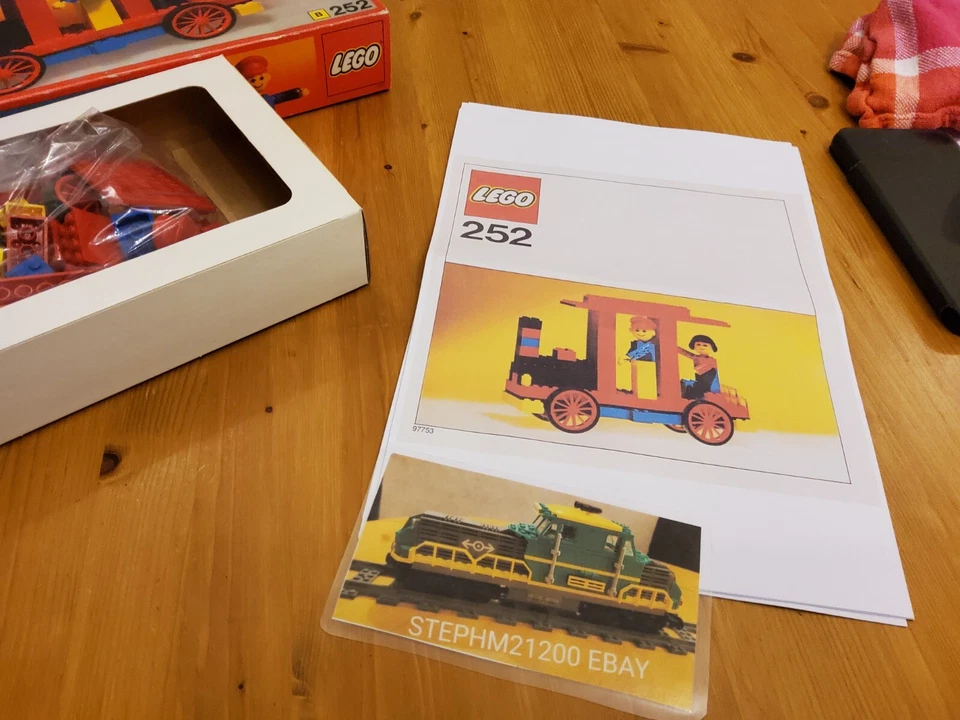 lego 252 building set with People train locomotive with driver et passager - Photo 3/4