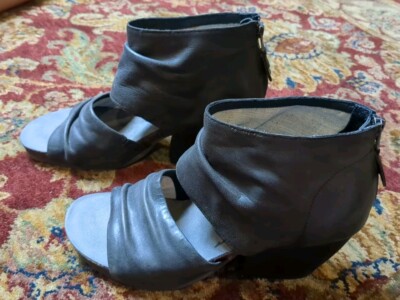 OTBT Womens Patchouli Sandals Block Heel Ruched Taupe Black Leather 10M