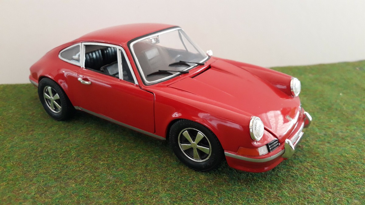 Porsche 911 2,4L S 1/18 – Miniature Universal Hobbies, Bleu Outremer, Excellent état