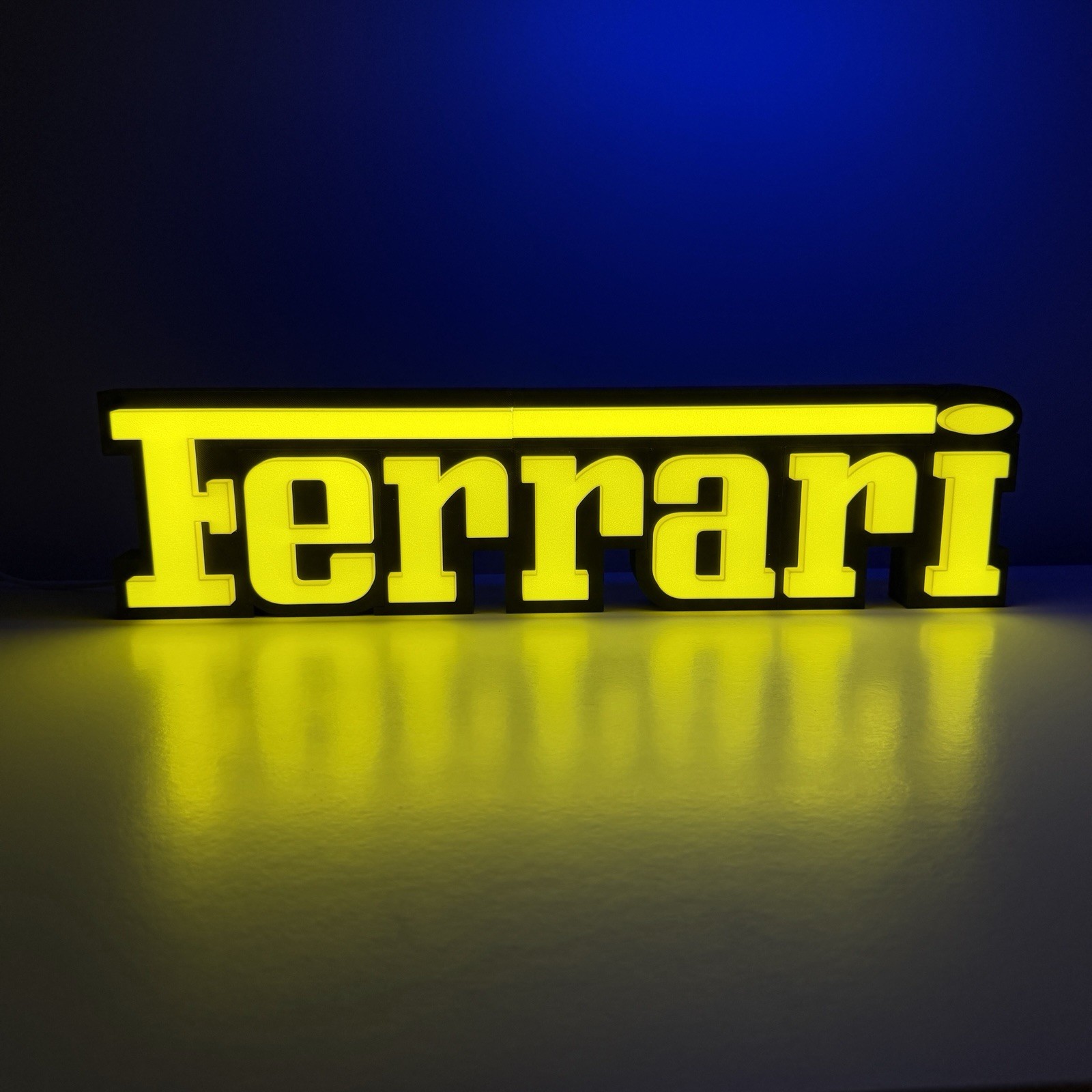 Lampe LED Ferrari en acrylique grave au laser luminaire de prestige
