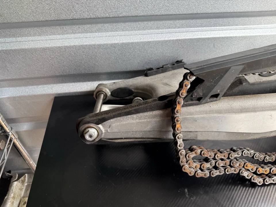 KTM SWINGARM. 690 ENDURO. 76504030144 2010-2025 GOOD TO GO complete as pictured - Image 3 of 4