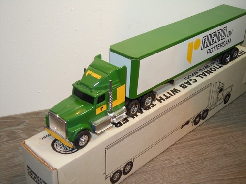 International Cab with Trailer - ERTL in Box *34625 - Picture 2 of 3