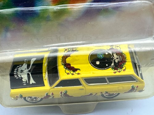 Johnny Lightning Grateful Dead 1965 Chevy Chevelle Wagon, Yellow, 1:64, NIB - Picture 9 of 11