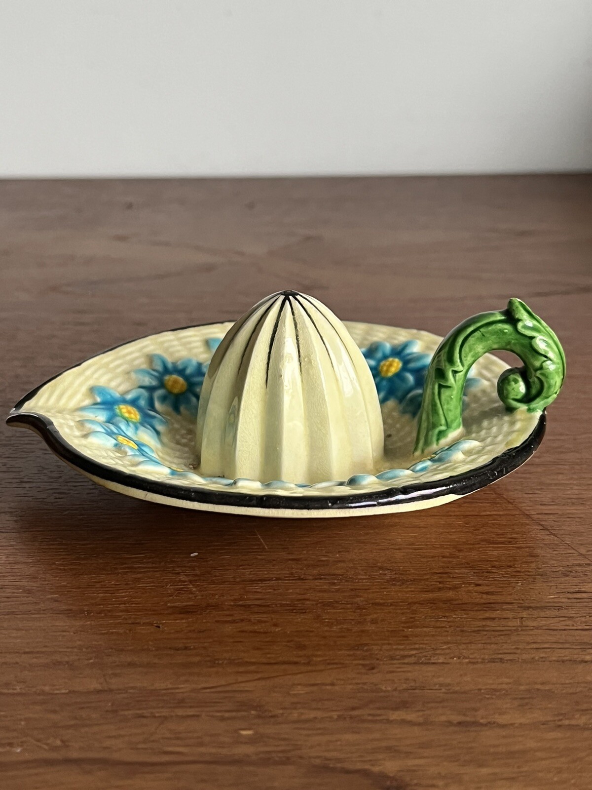 Maruhon Ware art deco delicate flower relief design basket weave