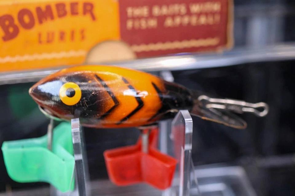 EN CAJA - Señuelo de pesca vintage bombardero de madera naranja negro costillas Crankbait Foto 2 de 4