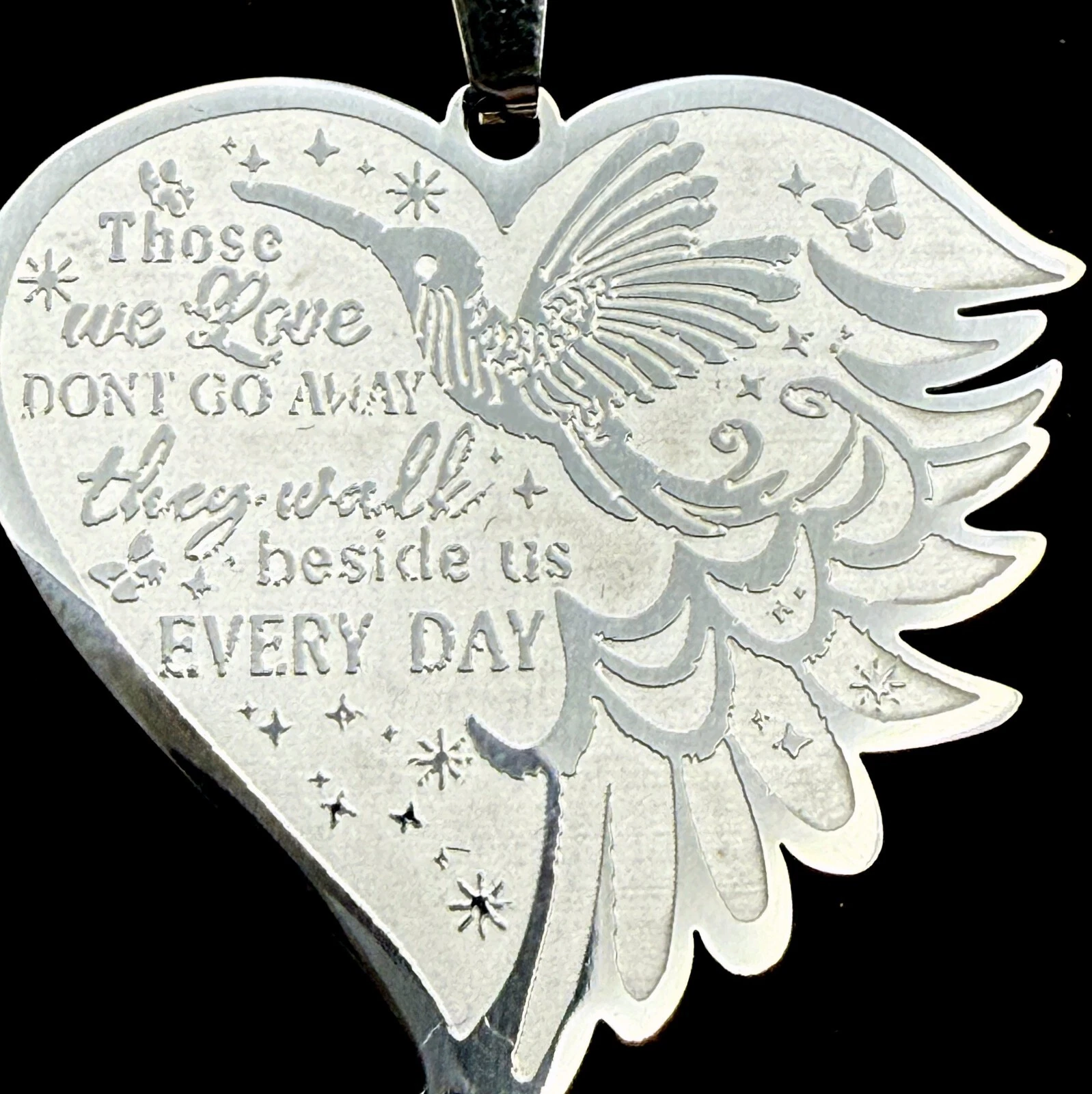 VETEMENTS Collana Ciondolo "Quelli che Amiamo non vanno via camminano accanto a noi tutti i giorni"