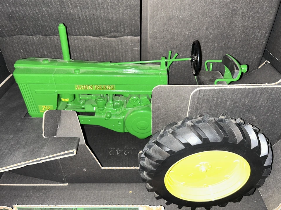 1/8 SCALE ERTL JOHN DEERE TRACTOR 1953 MODEL 70 NARROW FRONT WITH BOX FREE SHIP - Image 3 of 4