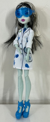 Frankie Stein Monster High Doll Skulltimate Science Glasses Lab Coat & Shoes B21