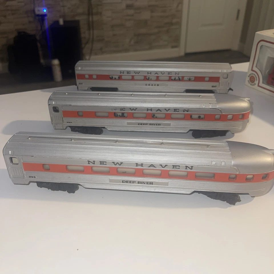 Coches de pasajeros Tyco escala HO New Haven “Deep River” (juego de 3) - plateados y rojos Foto 4 de 4