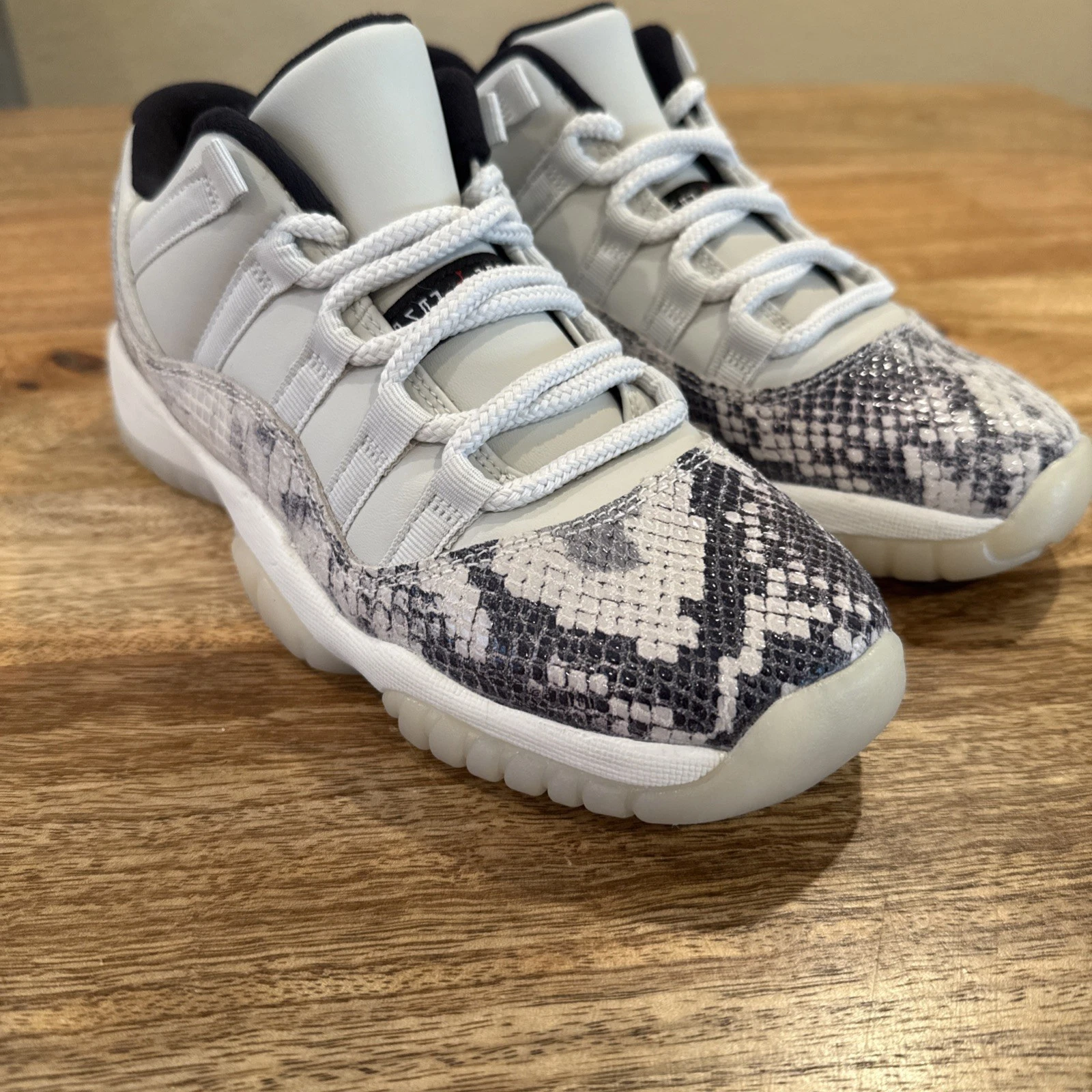 Air Jordan 11 Retro Low GS pelle di serpente osso chiaro grigio 5 5 anni (Wmns 7) CD6847 002