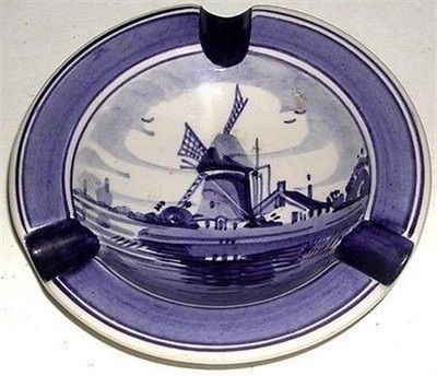 ASHTRAY CERAMIC PYRAMIDE DELFTS HOLLAND BLUE WINDMILL