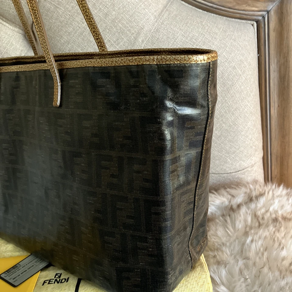 Auténtico Bolso de Mano FENDI Zucca Cuero Laminado Rollo de Compras Foto 4 de 4