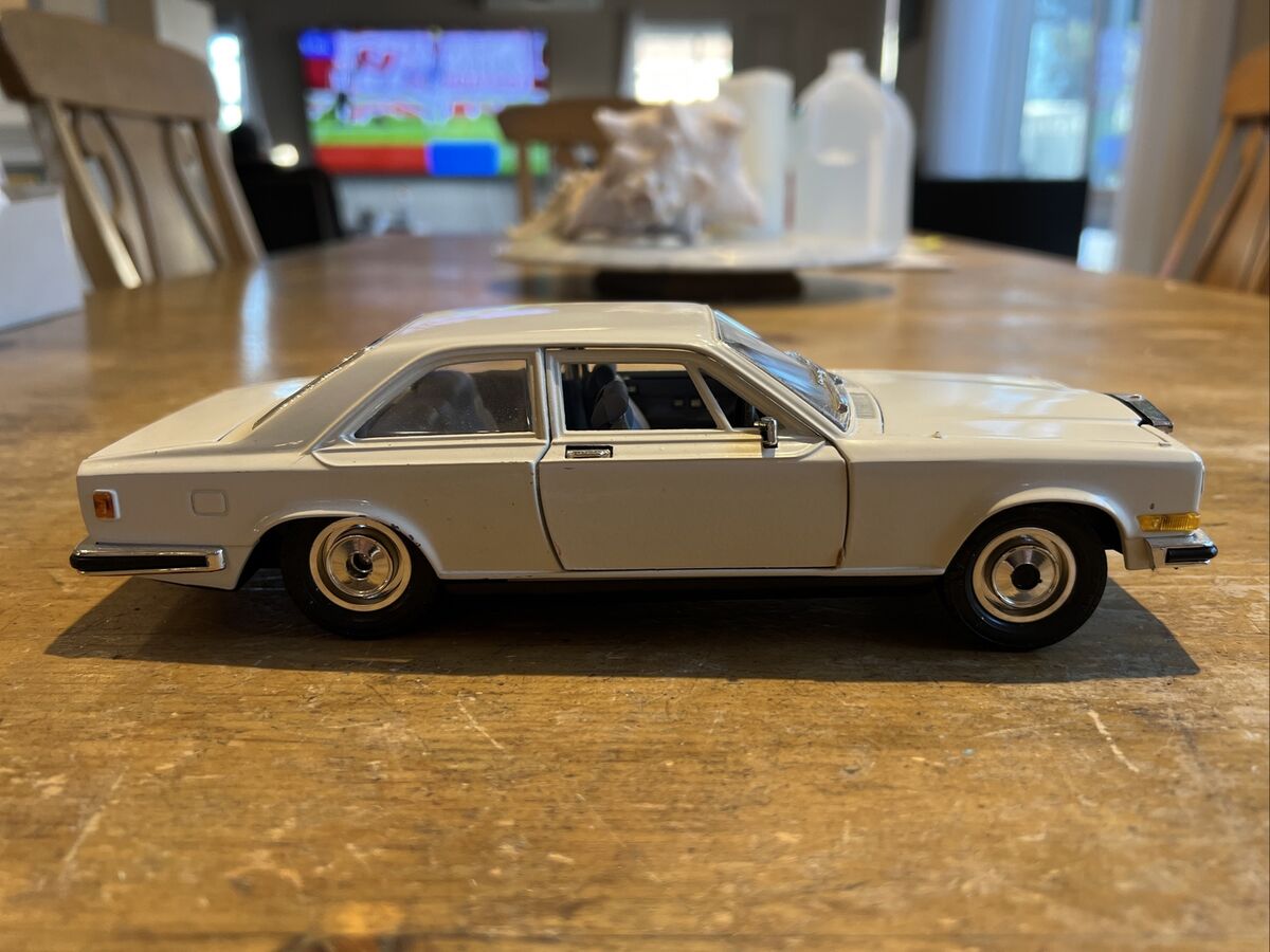 ミニカー ROLLS ROYCE CAMARGUE 1/22 burago Burago Rolls-Royce Camargue 1:22 Scale Diecast Model Car
