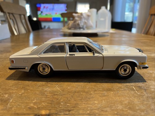Burago Rolls-Royce Camargue 1:22 Scale Diecast Model Car 3001 Good Condition - 第 1/8 張圖片