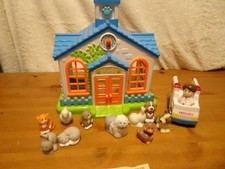 Elc Happyland Village Vet Buliding  And Figures