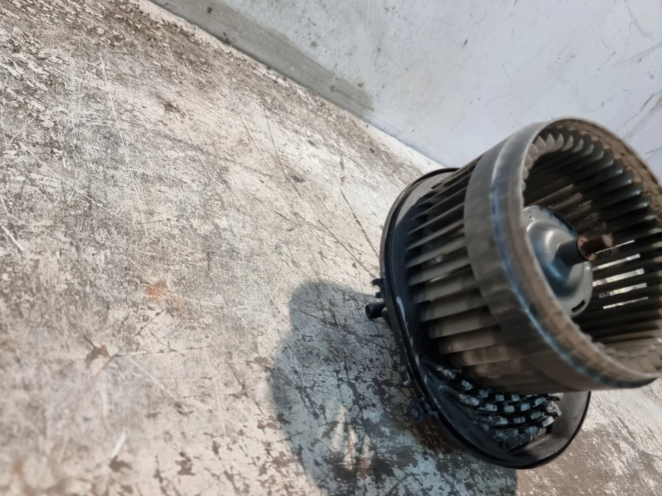 Volvo V70 Heater Blower Fan Motor Assembly 2.4 T Petrol 2003 MK2 OEM 86578 28421 - Image 2 of 4