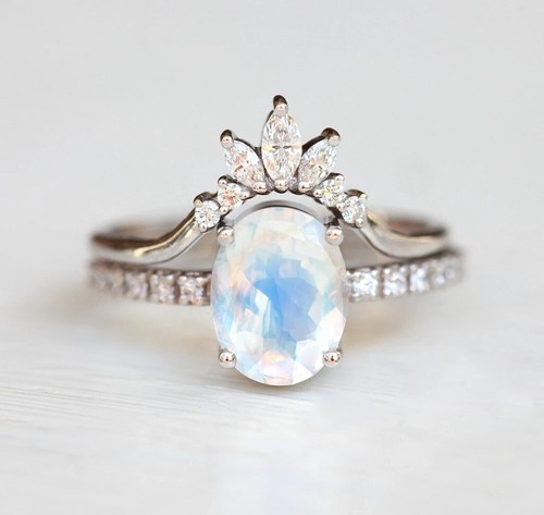 Juego de anillos de novia guardianes corte ovalado de 2 quilates ópalo de fuego simulado enchapado en oro blanco de 14 quilates - Imagen 2 de 6