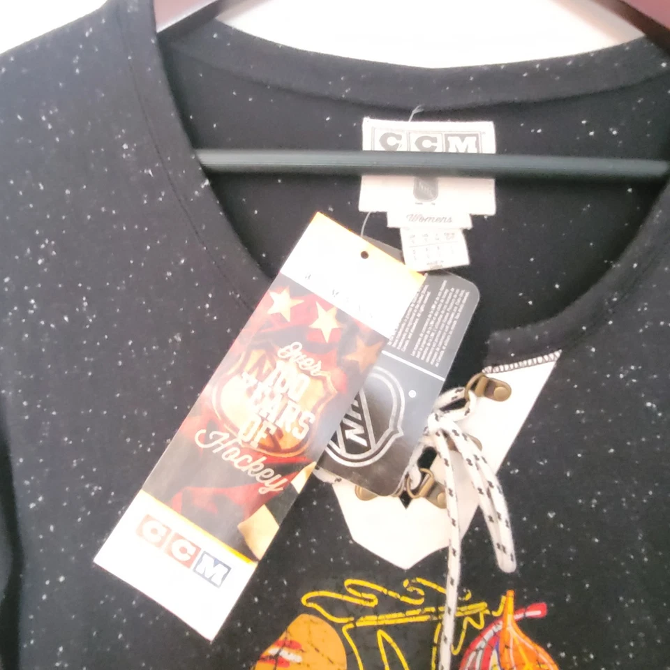 NUEVO CON ETIQUETAS CCM Chicago Blackhawks Camisa Manga Larga Con Cordones Para Mujer S Equipo NHL Logo Top Foto 4 de 4