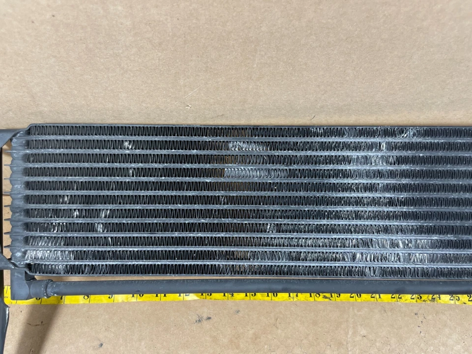 Volkswagen Tiguan T5 2011-2015 lado del pasajero motor enfriador de aceite radiador OEM. Foto 4 de 4