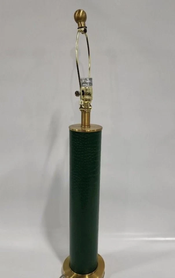 Lámpara de mesa moderna de latón en verde Kelly y estampado animal Foto 4 de 4