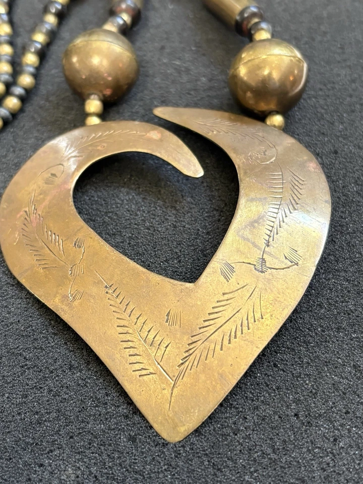 复古黄铜黑色串珠风格心形叶羽毛雕刻吊坠项链 — 第 3/4 张图片