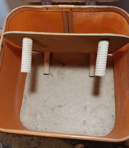Vintage wood-woven 2 tone Redmon/Red-Man? table top square picnic basket - Picture 9 of 17